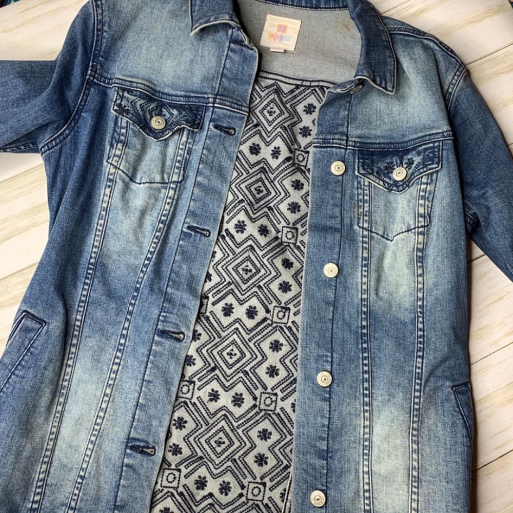 Small LuLaRoe Jaxon with aztec design on the back